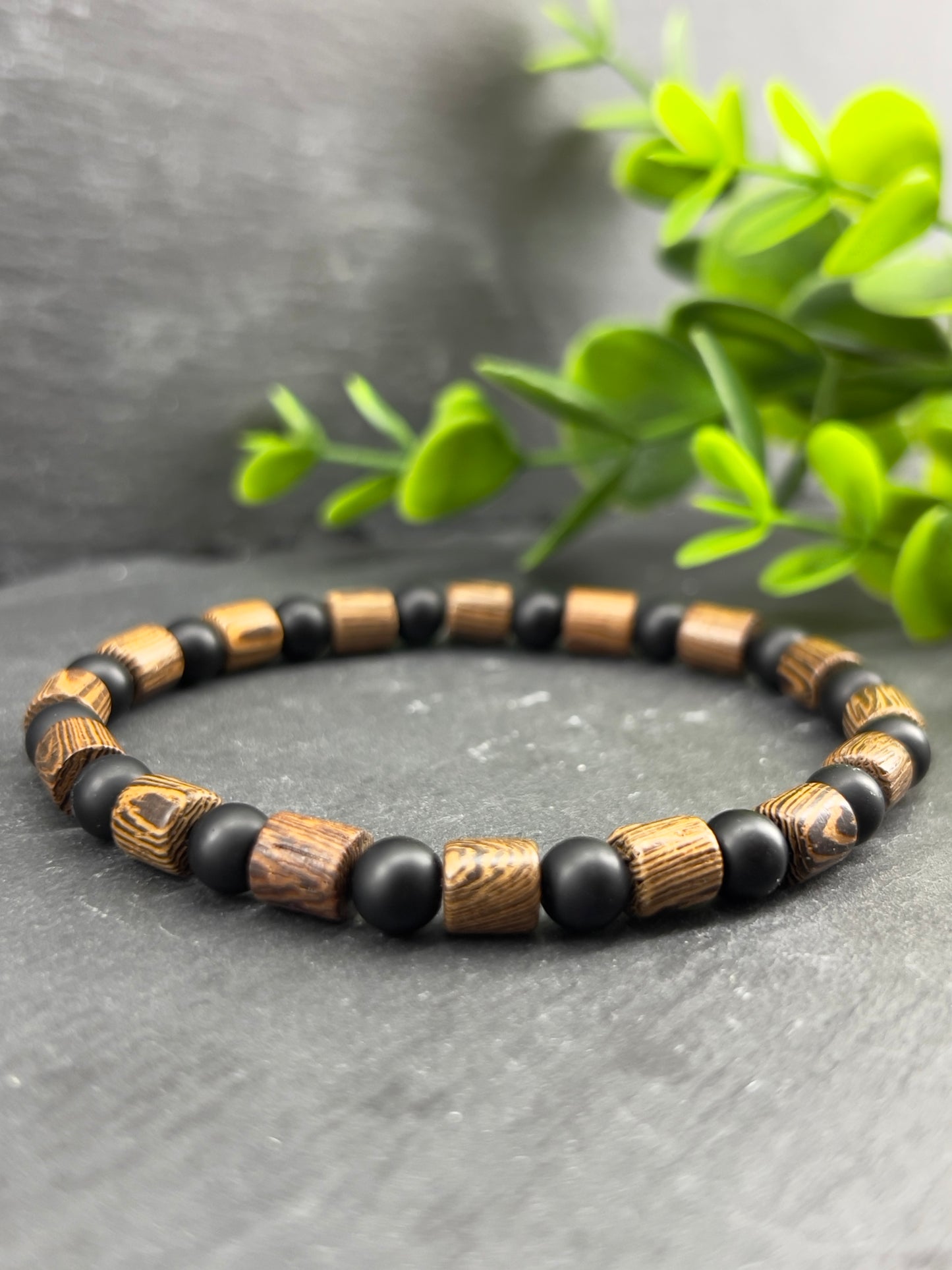 Bracelet bois wenge d’Afrique et pierre d'onyx noir 6mm/8mm ~ Taille personnalisée